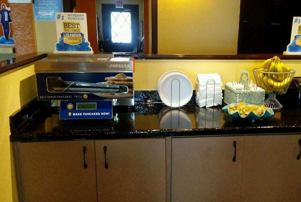 Days Inn & Suites By Wyndham Stevens Point Restoran gambar
